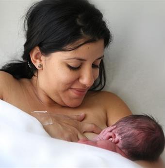 breastfeeding mother in hospital setting